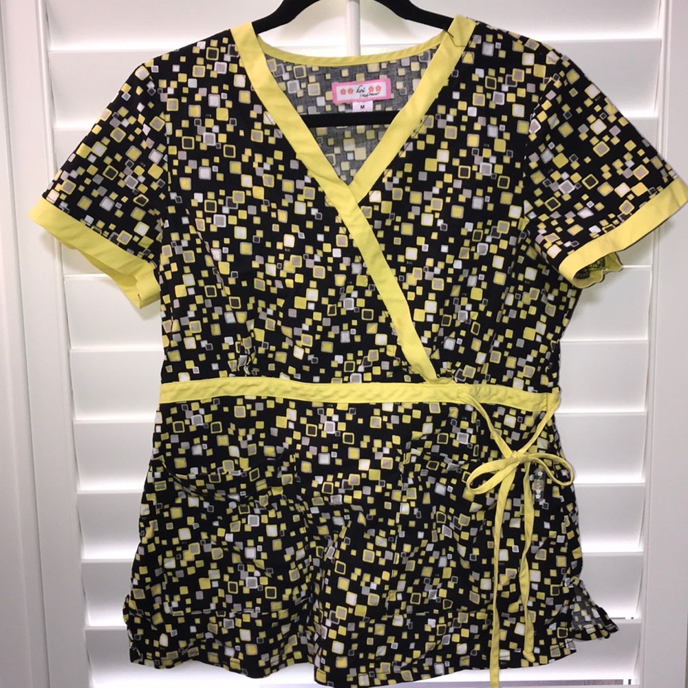 MEDIUM KOI V NECK SCRUB TOP